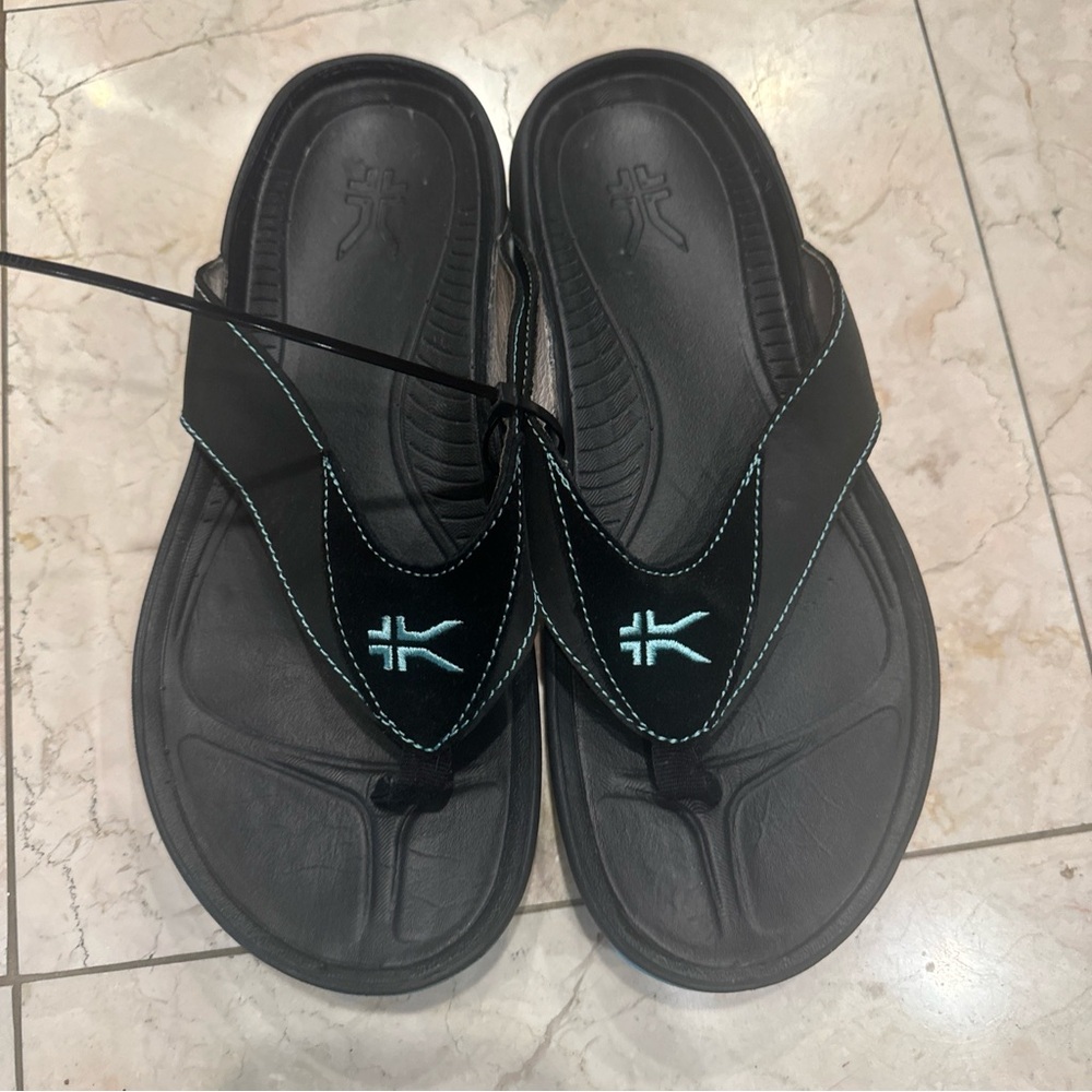 Kuru brand women’s flip flop sandals size 9 in Black and Teal